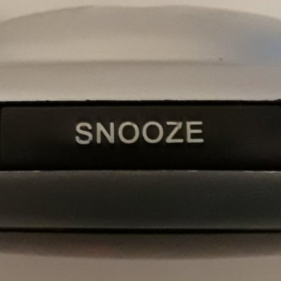 SHARP BASIC DIGITAL ALARM CLOCK - RED DISPLAY - MODEL SPC085 - COMPLETE & TESTED - Picture 4 of 5